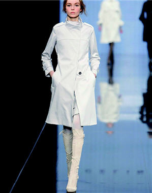 Défilés prêt-à-porter automne-hiver 2008-2009 : Trench blanc de Celine