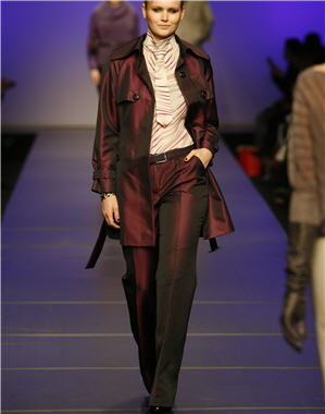 Défilés prêt-à-porter automne-hiver 2008-2009 : Ensemble veste et pantalon d'Elena Miro