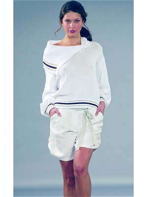 Tendances : la mode en blanc - Pull et short sport de Kookaï