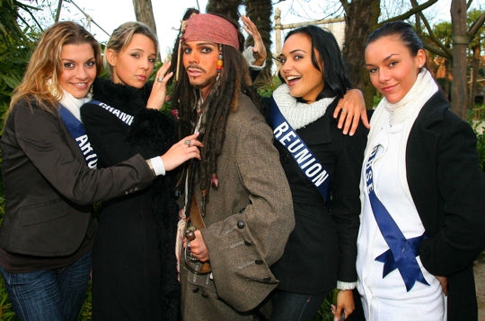 Les miss s'arrachent le pirate