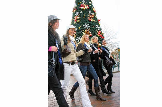 Les Miss paradent pour Noël